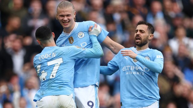 Эрлин Холанн празднует четвертый гол вместе с Бернарду Силвой и Филом Фоденом.