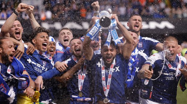 Футболисты «Ипсвича» с трофеем. «Ипсвича»