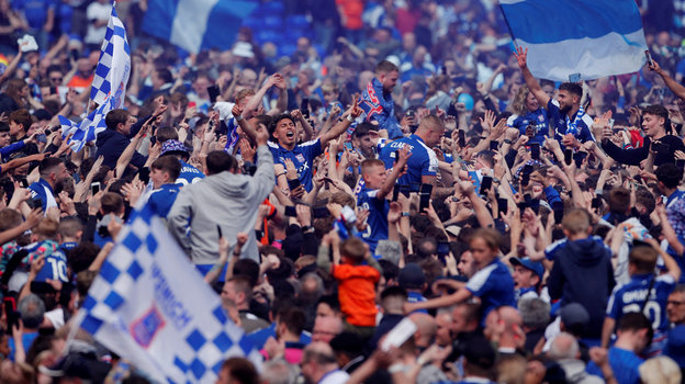 Болельщики «Ипсвича» празднуют выход команды в АПЛ. Болельщики «Ипсвича» празднуют выход команды в АПЛ