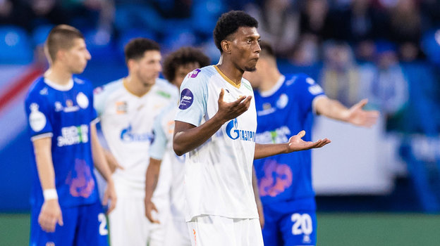 Матео Кассьерра в матче «Факел» - «Зенит». Футболист Матео Кассьерра в матче «Факел» - «Зенит»