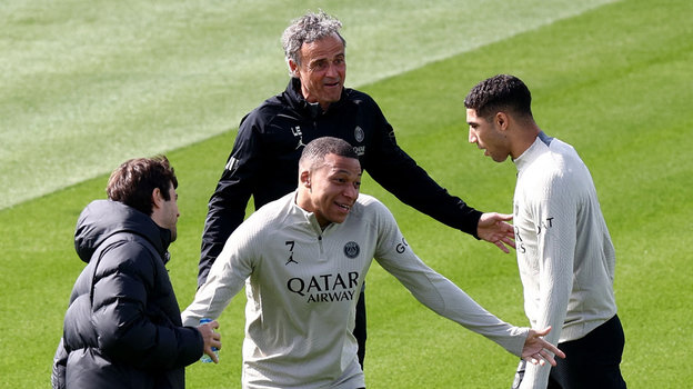 Луис Энрике, Килиан Мбаппе и Ашраф Хакими на тренировке. Луис Энрике, Килиан Мбаппе и Ашраф Хакими на тренировке «ПСЖ»