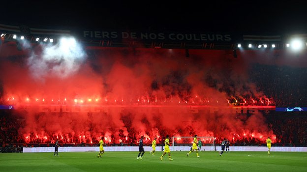 Фанаты зажгли фаеры в матче «ПСЖ» — «Боруссия».