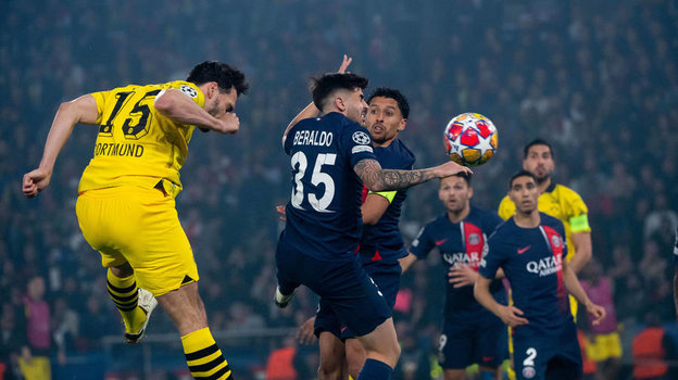 Матс Хуммельс забивает гол в ворота «ПСЖ».