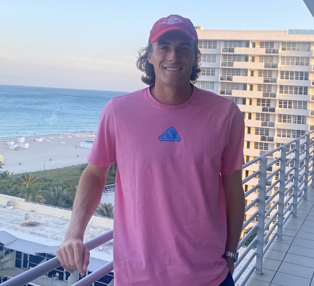 Стефанос Циципас в бейсболке «Спартака», подаренной Игорем Рабинером.