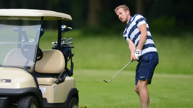 Гарри Кейн играет в гольф.