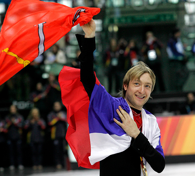 Евгений Плющенко празднует победу на Олимпиаде-2006 в Турине.