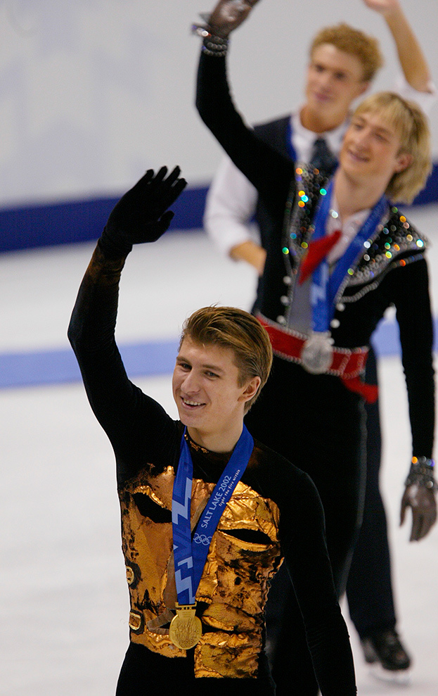 Алексей Ягудин празднует победу на Олимпиаде в 2002 году.