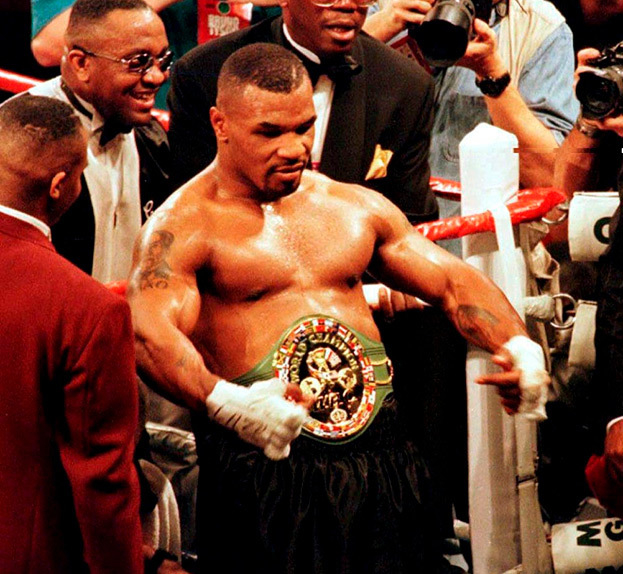 Майк Тайсон после победы над Фрэнком Бруно. Боксер Майк Тайсон.