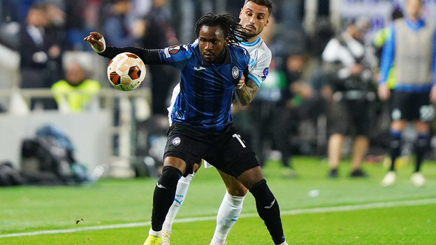 Форвард «Аталанты» Адемола Лукман в матче против «Марселя».