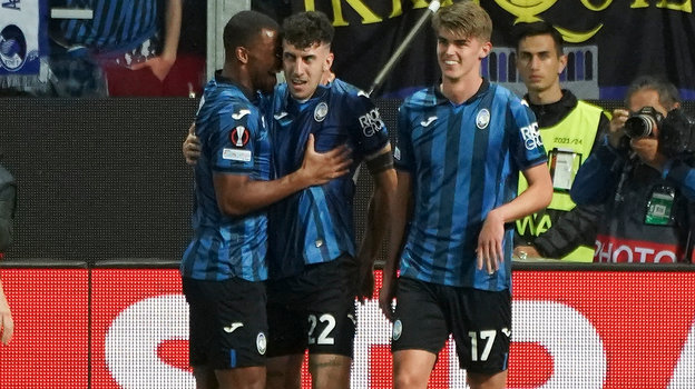 Полузащитник «Аталанты» Маттео Руджери (в центре) празднует с одноклубниками гол в ворота «Марселя».