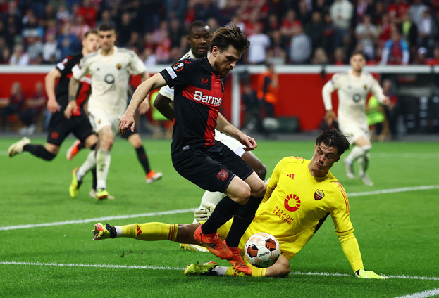 Вратарь «Ромы» Миле Свилар отбивает удар нападающего «Байера» Йонаса Хофманна.