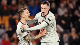 Футболисты «Байера» Алехандро Гримальдо и Флориан Вирц