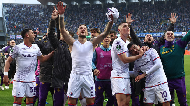 Футболисты «Фиорентины» в матче против «Брюгге». Футболисты «Фиорентины» в матче против «Брюгге»