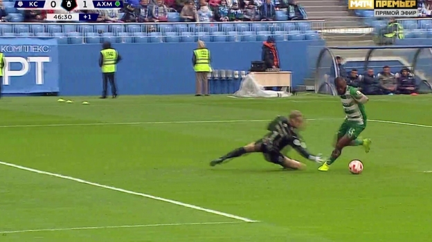 Мохамед Конате и Иван Ломаев в матче «Крылья Советов» — «Ахмат».