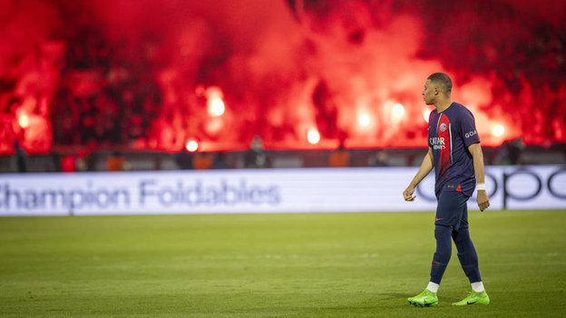 Килиан Мбаппе и болельщики «ПСЖ».