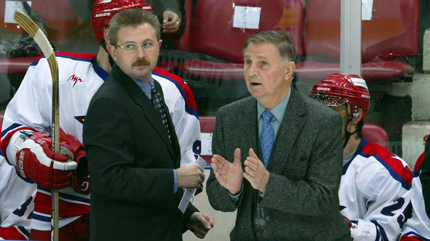 Василий и Виктор Тихоновы на тренерской скамейке ЦСКА в 2002 году.