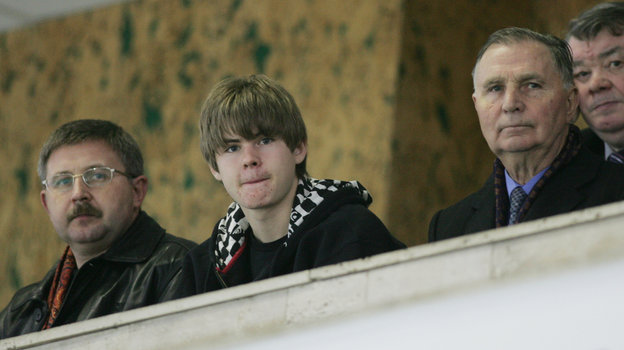 Три поколения Тихоновых: Виктор Васильевич-старший (справа), Виктор Васильевич-младший и Василий Викорович (слева).