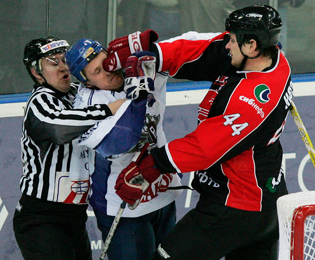 Андрей Назаров (справа) в драке с Андреем Скопинцевым.