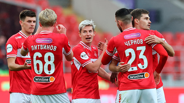 Гол Романа Зобнина (крайний справа) в матче с «Краснодаром» помог «Динамо» выйти на первое место в чемпионате.