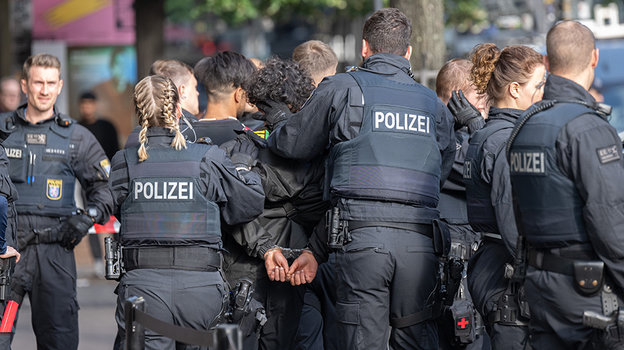 Полиция Франкфурта арестовывает уличных дилеров.