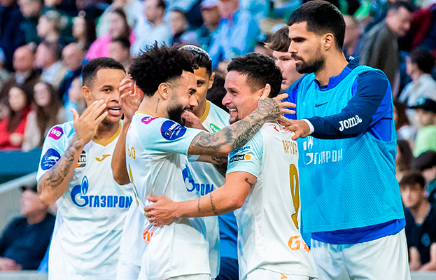 Клаудиньо и Артур празднуют гол.