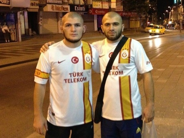 Хабиб Нурмагомедов (слева) в футболке «Фенербахче».