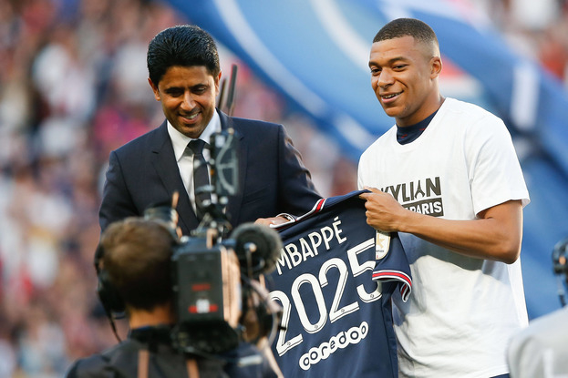 Президент «ПСЖ» Нассер Аль-Хелаифи и Килиан Мбаппе.