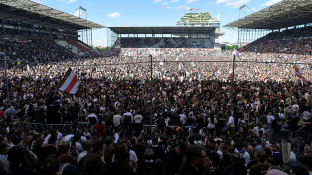 Болельщики «Санкт-Паули» празднуют выход любимого клуба в бундеслигу.