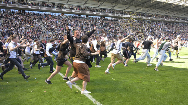 Болельщики «Санкт-Паули» выбежали на поле, чтобы отпраздновать выход команды в бундеслигу.