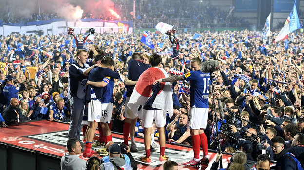 Футболисты «Хольштайн Киль» разделили радость вместе с болельщиками. Футболисты и болельщики «Хольштайн Киль»