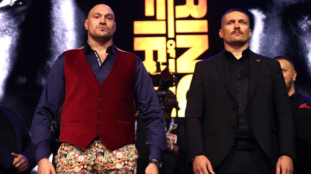 Тайсон Фьюри (слева) и Александр Усик. Боксеры Тайсон Фьюри (слева) и Александр Усик.