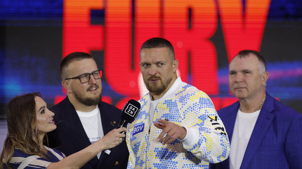 Александр Усик (в центре).