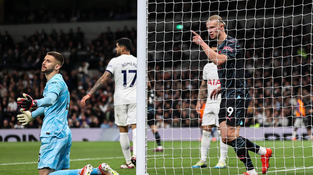 Эрлин Холанн (справа) после первого гола в ворота «Тоттенхэма».