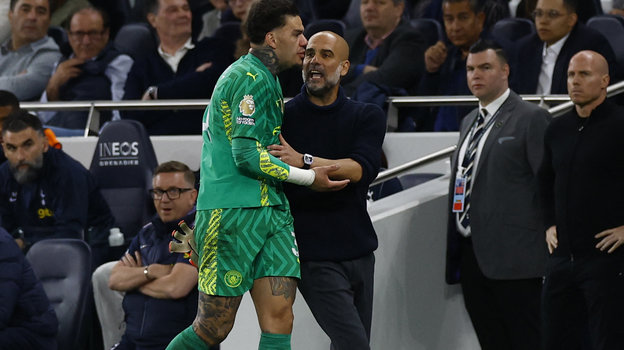 Хосеп Гвардиола успокаивает Эдерсона после замены.