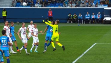 Столкновение вратаря ЦСКА Владислава Торопа и защитника «Зенита» Нуралы Алипа.