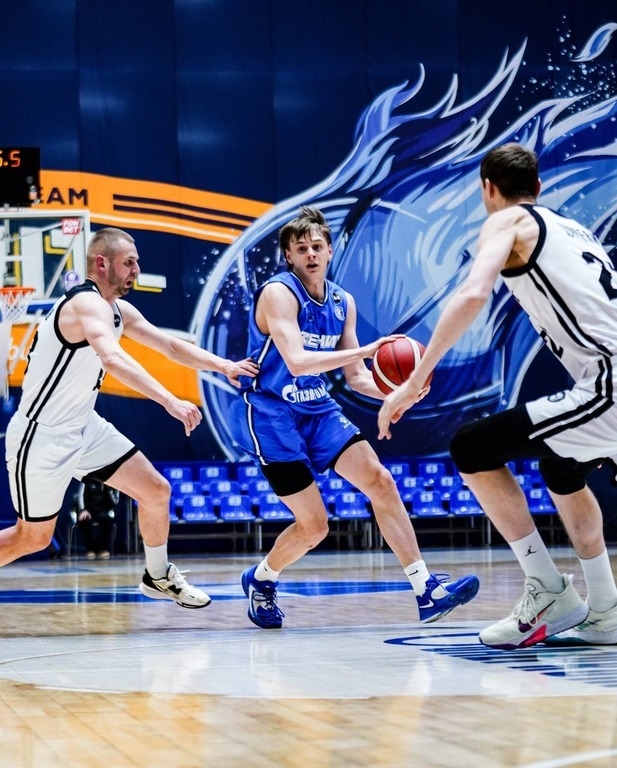 Иван Прокопенко (в центре).