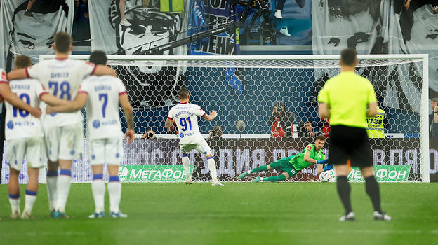 Антон Заболотный не реализует послематчевый пенальти.