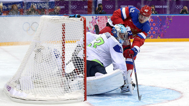 Валерий Ничушкин забивает сборной Словении на Олимпиаде-2014 в Сочи.