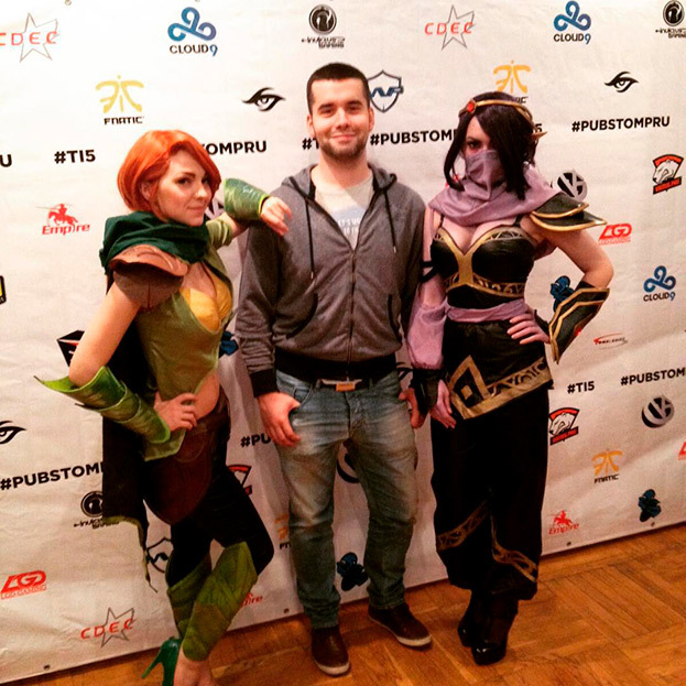 Ян Непомнящий с косплеершами по DOTA 2.