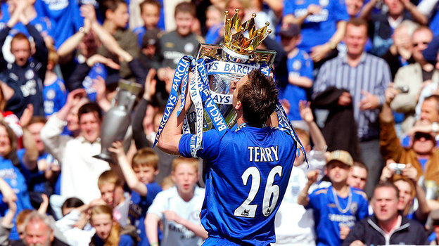 Джон Терри поднимает чемпионский кубок в сезоне 2005/06.