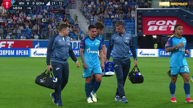 Полузащитник «Зенита» Артур уходит с поля из-за травмы.