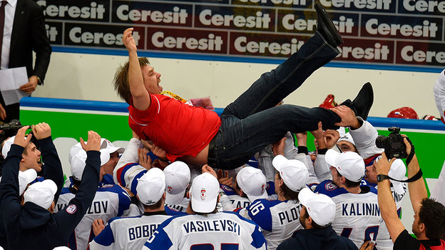 Хоккеисты качают Олега Знарка.