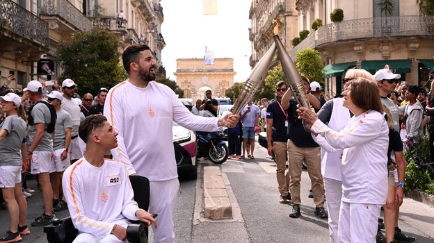 Эстафета олимпийского огня во Франции.
