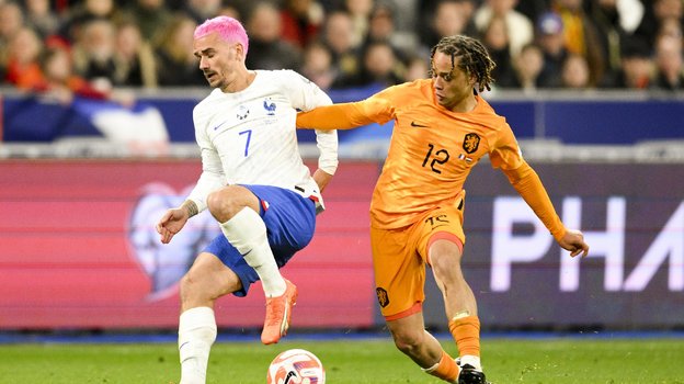 Антуан Гризманн (сборная Франции) и Хави Симонс в сборной Нидерландов.