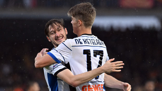 Алексей Миранчук и Шарль де Кетеларе празднуют гол.