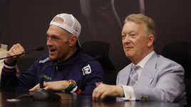 Фьюри заявил, что Усик уехал в больницу со сломанной челюстью, но украинец пришел на конференцию и бойко говорил