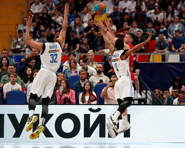 Иван Ухов против игроков «Зенита». Баскетболист Иван Ухов против игроков «Зенита»