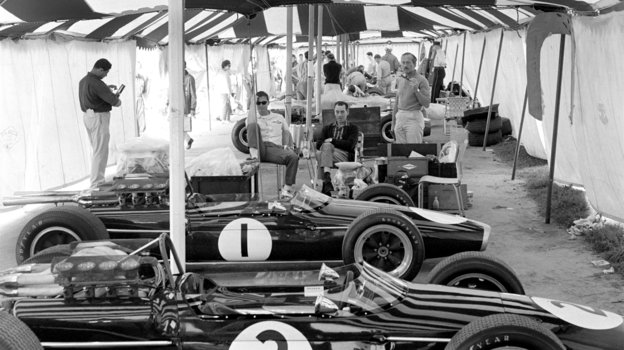 Колин Чепмен (справа) во время Гран-при в Канаде в 1967 году.