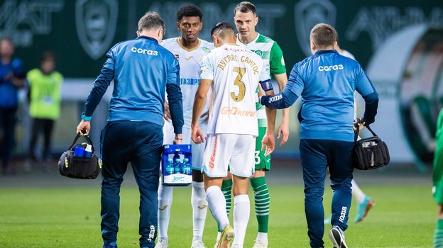 Защитник «Зенита» Дуглас Сантос уходит с поля из-за травмы в матче с «Ахматом».