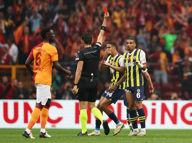 Судья удаляет защитника «Фенербахче» Александра Джику.